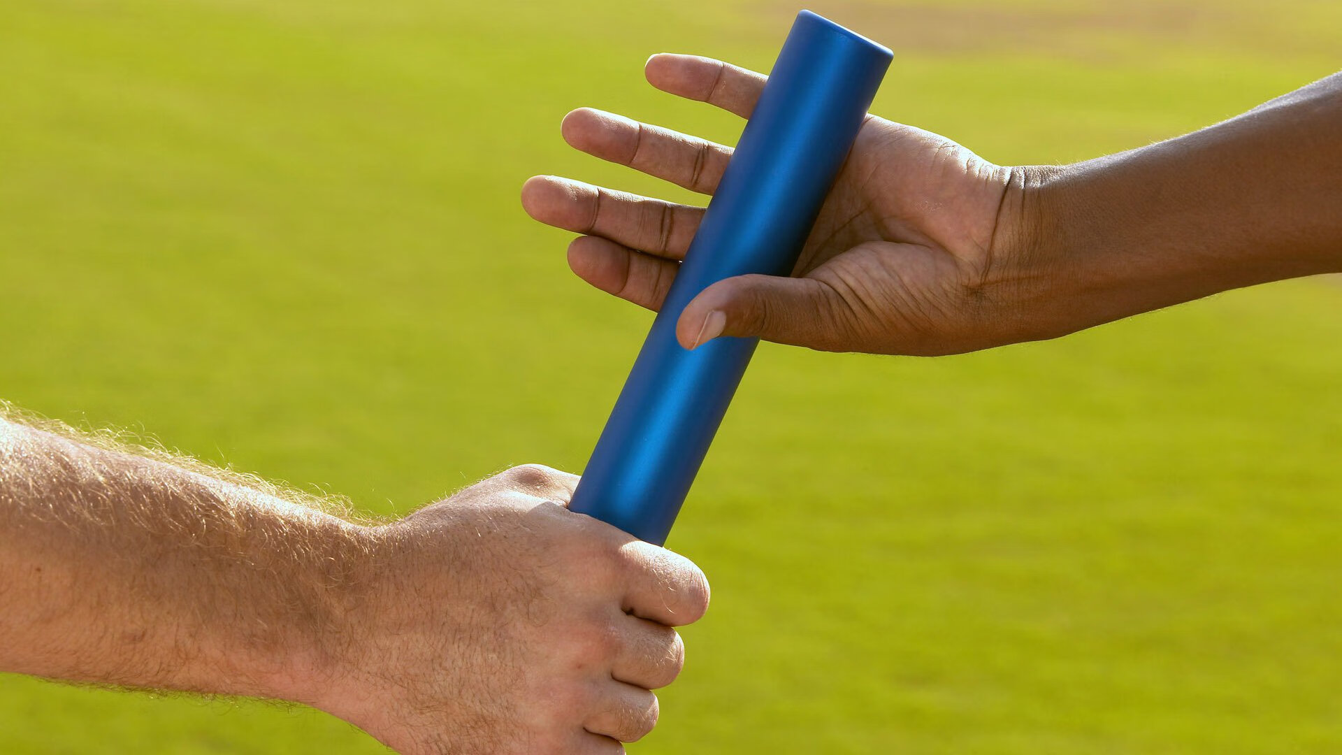 开云下载-法国骑手斯特凡·朗多瓦斯携手“Chaman Dumontceau”勇夺三项赛银牌，感动全场。